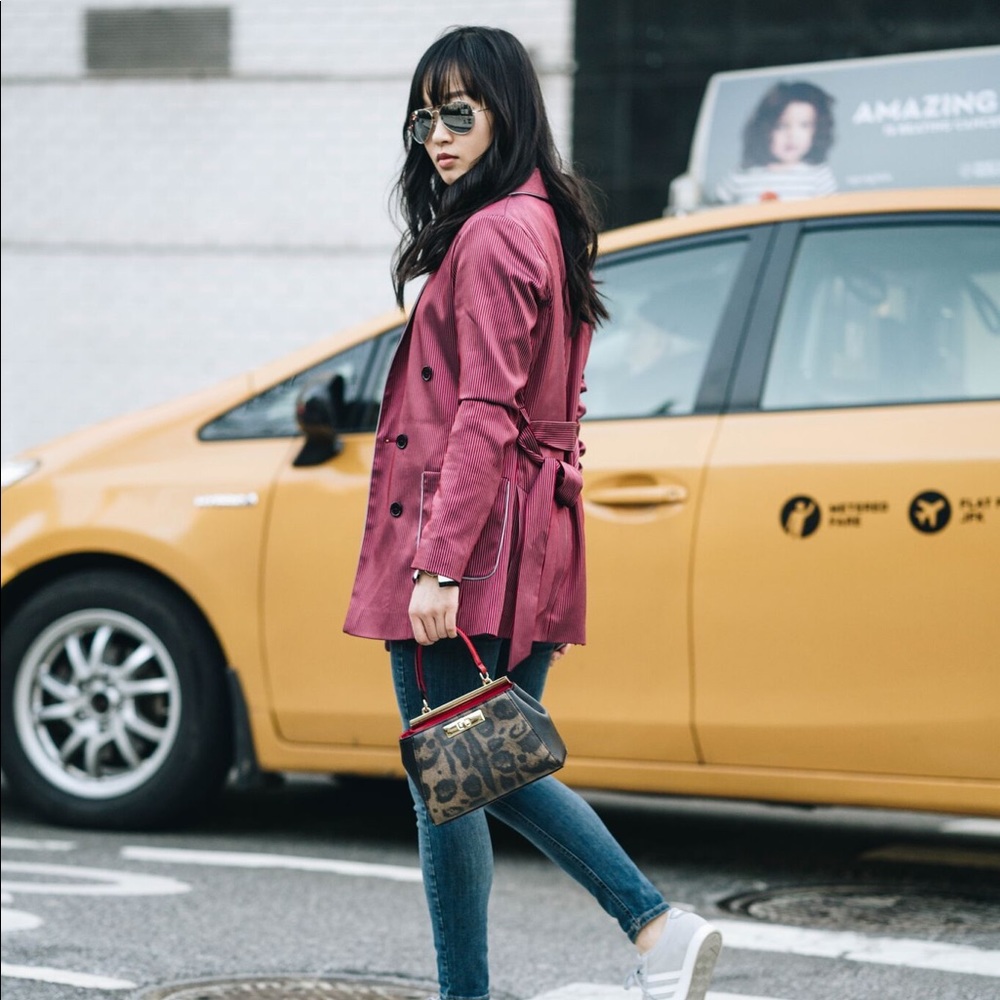Silky blazer with pockets and waist belt